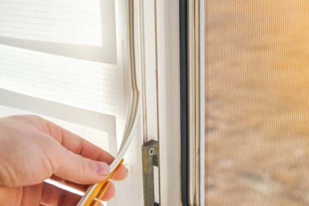 Du courant d'air persistant à une porte bien isolée